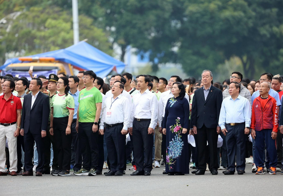 Các vị lãnh đạo cùng đông đảo vận động viên, người dân tham dự lễ thượng cờ. (Ảnh: Quý Trung/TTXVN)