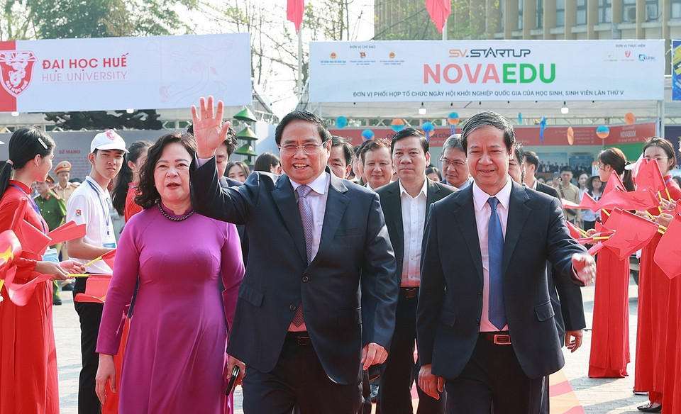 Thủ tướng Phạm Minh Chính và các đại biểu đến dự Lễ khai mạc Ngày hội Khởi nghiệp quốc gia của học sinh, sinh viên lần thứ V. (Ảnh: Dương Giang/TTXVN)