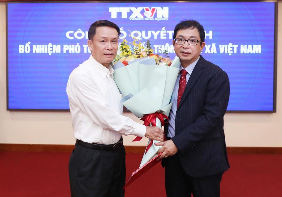 Ủy viên Trung ương Đảng, Tổng Giám đốc TTXVN Nguyễn Đức Lợi tặng hoa, chúc mừng ông Nguyễn Tuấn Hùng được bổ nhiệm giữ chức Phó Tổng Giám đốc TTXVN.(Ảnh: Lâm Khánh/TTXVN)