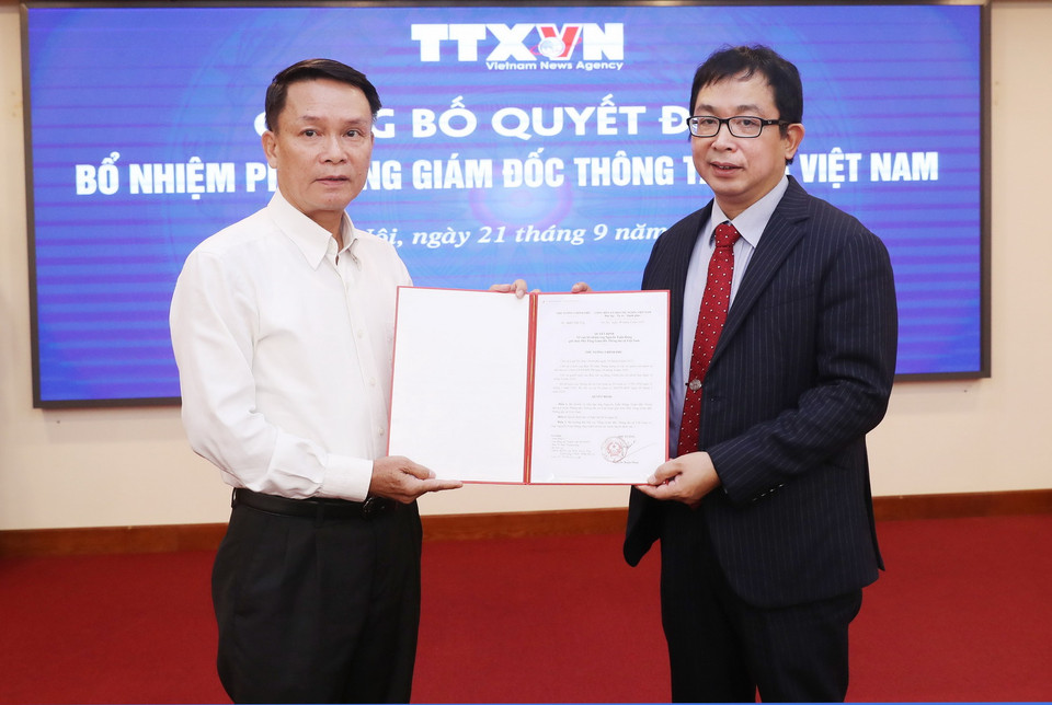  Ủy viên Trung ương Đảng, Tổng Giám đốc TTXVN Nguyễn Đức Lợi trao Quyết định bổ nhiệm Phó Tổng Giám đốc TTXVN cho ông Nguyễn Tuấn Hùng. (Ảnh: Lâm Khánh/TTXVN)
