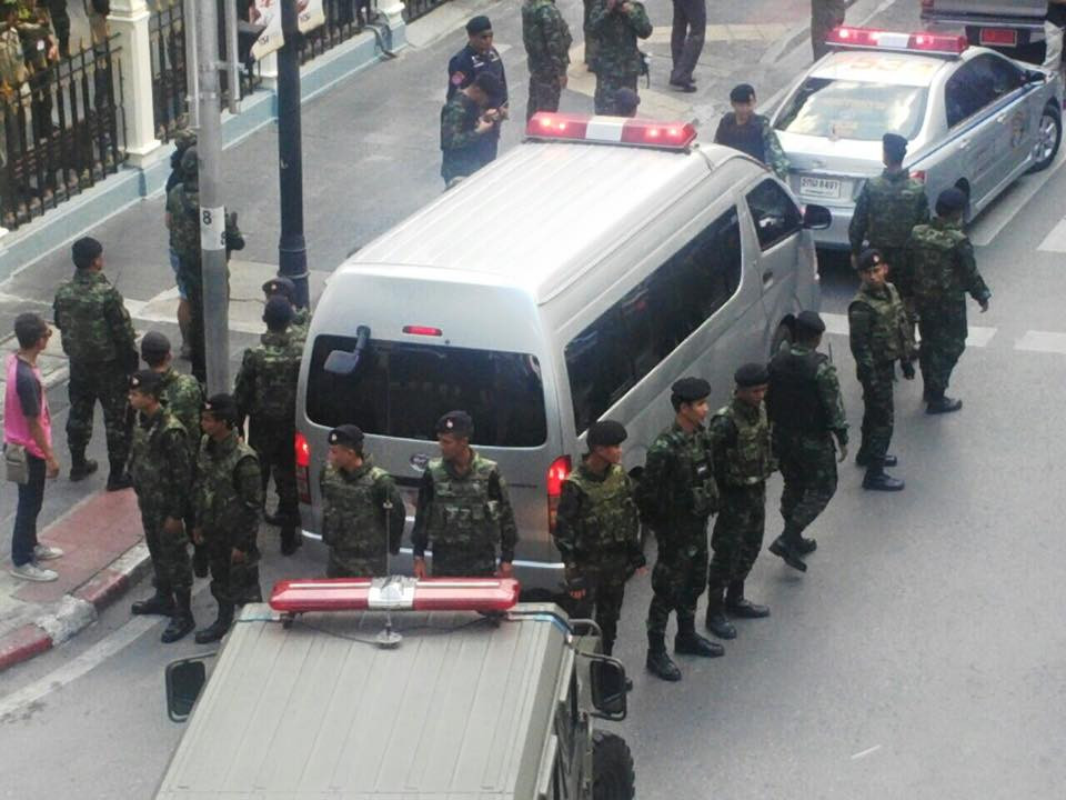 Cảnh sát lập hàng rào an ninh khi Adem Keradag được giải đến hiện trường.