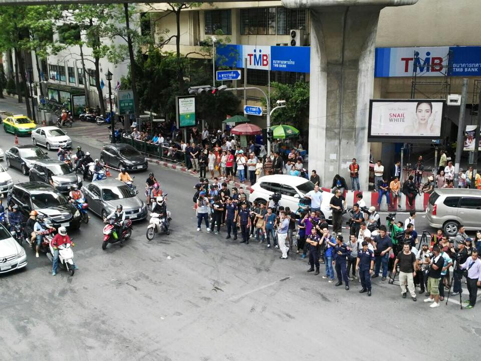 Đông đảo cánh phóng viên quốc tế đã có mặt từ rất sớm để thực hiện cuộc thực nghiệm hiện trường.