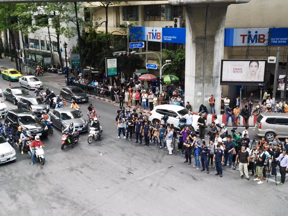 Đông đảo cánh phóng viên quốc tế đã có mặt từ rất sớm để thực hiện cuộc thực nghiệm hiện trường.