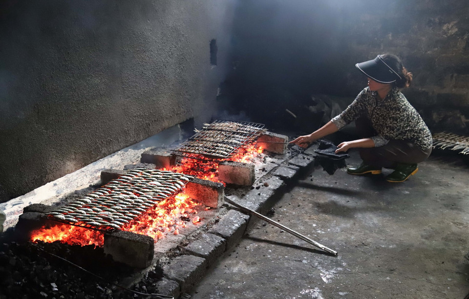 Cá biển được nướng chín bằng than hoa theo phương thức truyền thống ở các xã vùng biển của huyện Diễn Châu, tỉnh Nghệ An. (Ảnh: Xuân Tiến/TTXVN)
