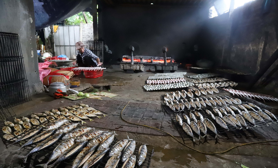 Một cơ sở nướng cá biển truyền thống tại xóm Quyết Thắng (xã Diễn Bích, huyện Diễn Châu, tỉnh Nghệ An. (Ảnh: Xuân Tiến/TTXVN)