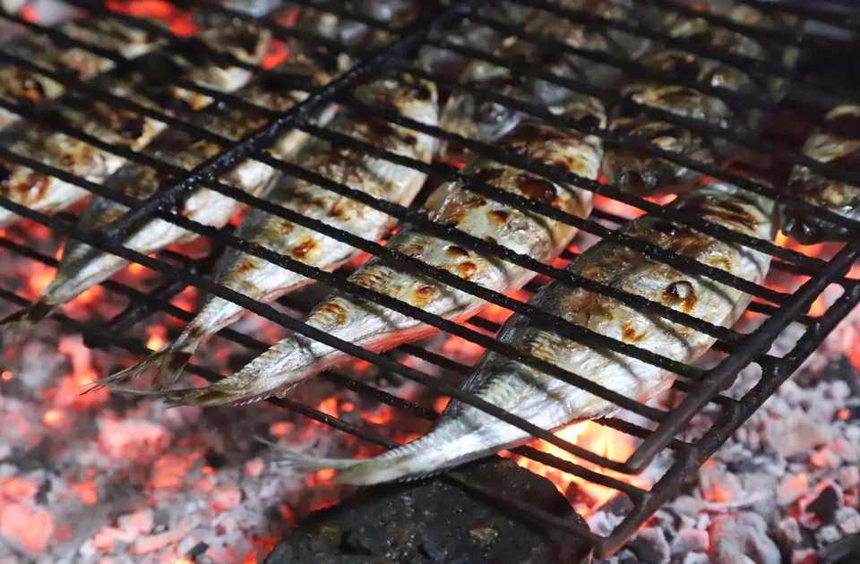 Cá biển nướng bằng than hoa cho màu sắc đẹp, dậy mùi thơm khi chín. (Ảnh: Xuân Tiến/TTXVN)