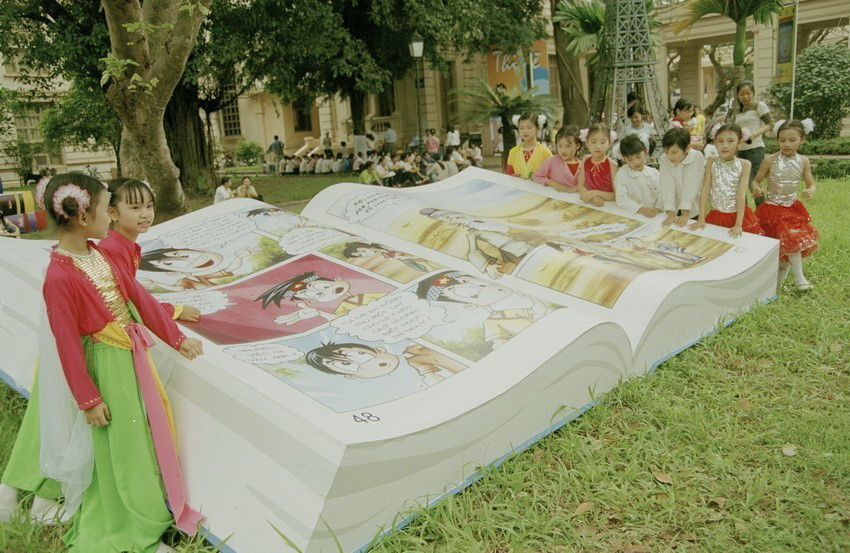 Trưng bày mô hình sách tại ngày hội "Đọc sách - Hội nhập và phát triển" nhân kỷ niệm 12 năm Ngày Sách và Bản quyền thế giới của UNESCO tại Hà Nội (2007). (Ảnh: Nguyễn Dân/TTXVN)