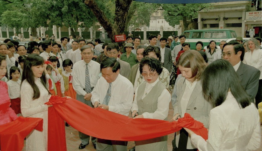 Lễ khai trương cửa hàng sách tự chọ phục vụ thiếu nhi tại Hà Nội (1998). (Ảnh: Nguyễn Dân/TTXVN)