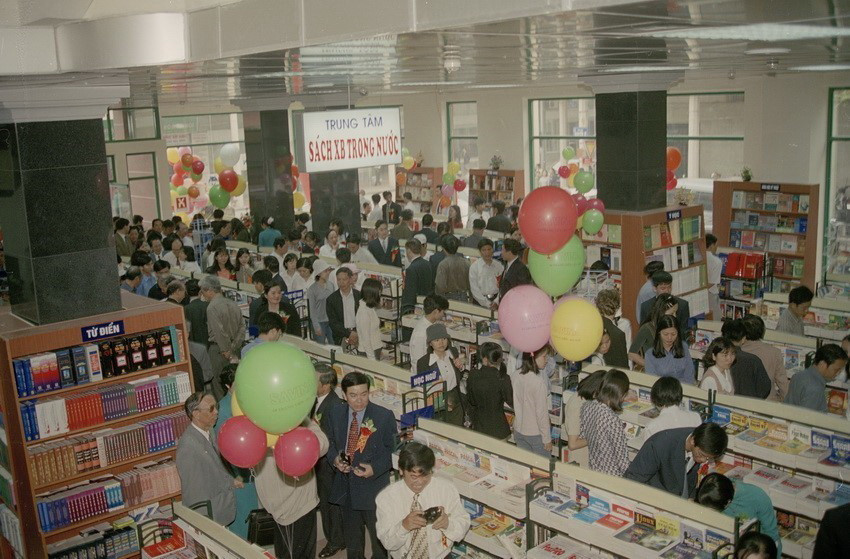 Khai trương Trung tâm sách Việt Nam, công trình chào mừng Đại hội Đảng toàn quốc lần thứ IX (2001). (Ảnh: Trọng Đức/TTXVN)