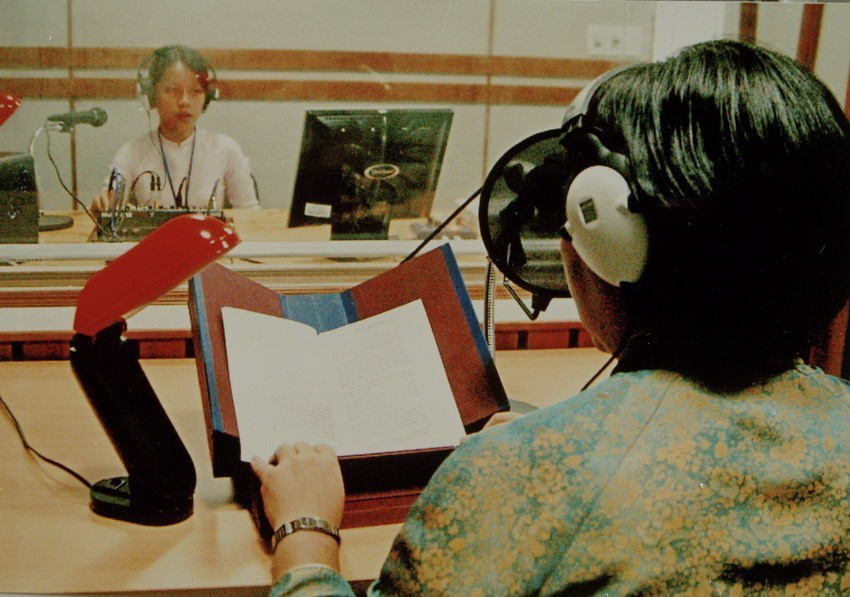 Thư viện Khoa học Tổng hợp Thành phố Hồ Chí Minh khánh thành và đưa vào sử dụng Studia II để sản xuất sách nói phục vụ cho học sinh, sinh viên khiếm thị (2005). (Ảnh: Thanh Vũ/TTXVN)