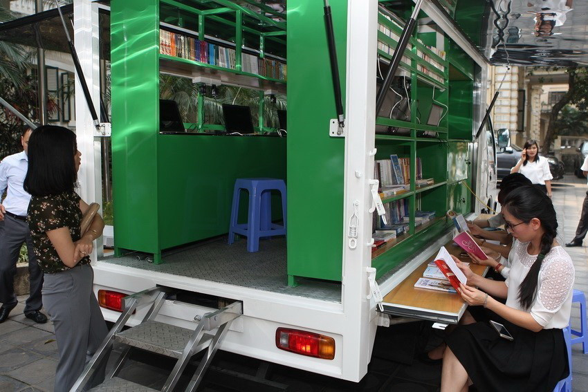 Không gian đọc thuộc dự án “Xe thư viện đa phương tiện lưu động” do Vụ Thư viện thuộc Bộ Văn hóa, Thể thao và Du lịch triển khai nhằm thúc đẩy việc đưa thông tin và tri thức đến với người dân trong cộng đồng (bao gồm cả người khiếm thị), phát triển văn hóa đọc ở vùng sâu, vùng xa, miền núi và những nơi đặc biệt khó khăn (2018). (Ảnh: Thanh Tùng/TTXVN)