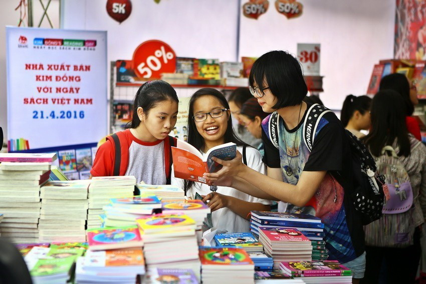 Khách tham quan và tìm mua những cuốn sách ưng ý cho mình tại Ngày sách Việt Nam lần thứ 3 năm 2016. (Ảnh: Minh Quyế/TTXVN)