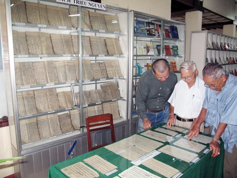 Độc giả đến xem triển lãm sách và thư tịch cổ tại Thư viện tỉnh Quảng Ngãi (2010). (Ảnh: Thanh Long/TTXVN)