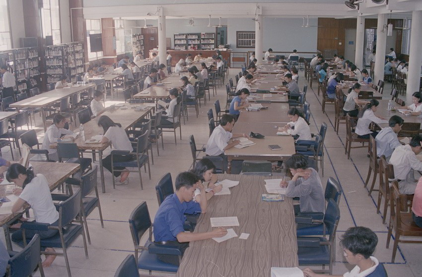 Phòng đọc sách của thư viện Khoa học Tổng hợp Thành phố Hồ Chí Minh (2001). (Ảnh: Phạm Độ/TTXVN)
