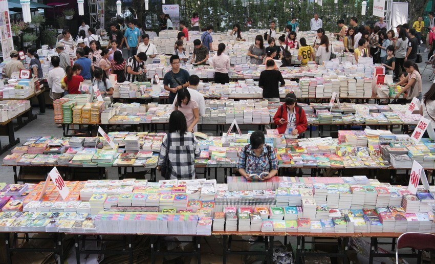 Đông đảo nhân dân Thủ đô tham gia Hội sách Mùa thu 2014. (Ảnh: Phương Hoa/TTXVN)