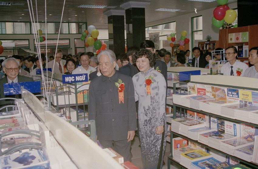  Cố vấn Đỗ Mười dự lễ khai trương Trung tâm sách Việt Nam, công trình chào mừng Đại hội Đảng toàn quốc lần thứ IX (2001). (Ảnh: Trọng Đức/TTXVN)