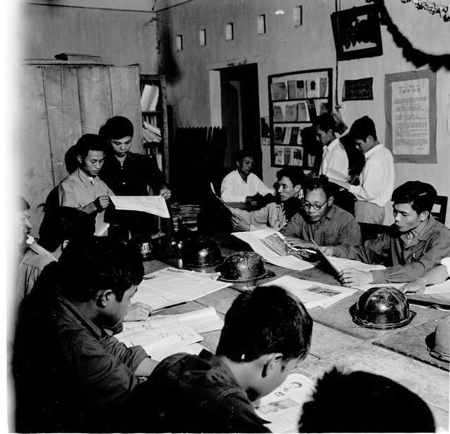 Công nhân mỏ than Mạo Khê (Quảng Ninh) đọc sách báo sau giờ lao động (1975). (Ảnh: Trần Sơn/TTXVN)