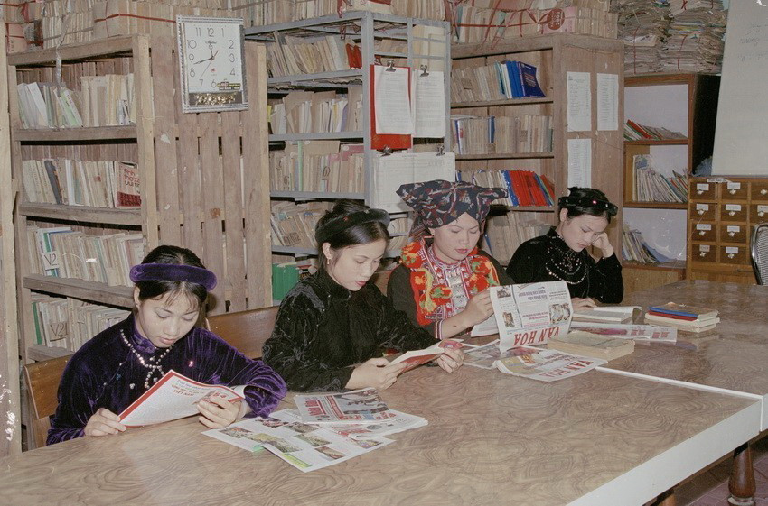 Phòng đọc sách, báo của thư viện huyện Chiêm Hóa, tỉnh Tuyên Quang (2002). (Ảnh: Thanh Hà/TTXVN)