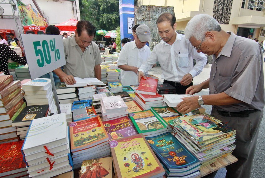 Khách tham quan các gian trưng bày sách tại Hội sách Hà Nội 2015 với chủ đề "Sách và Di sản." (Ảnh: Minh Quyế/TTXVN)