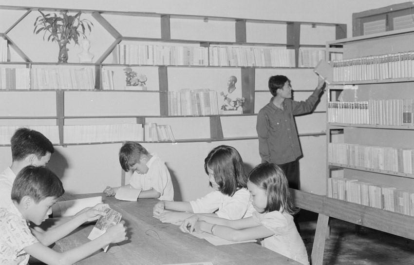 Tủ sách nhân dân phục vụ người đọc tại hầu hết các xã trong huyện Thốt Nốt (tỉnh Hậu Giang) để góp phần nâng cao đời sống văn hóa cho nhân dân (1979). (Ảnh: Ngọc Quán/TTXVN)