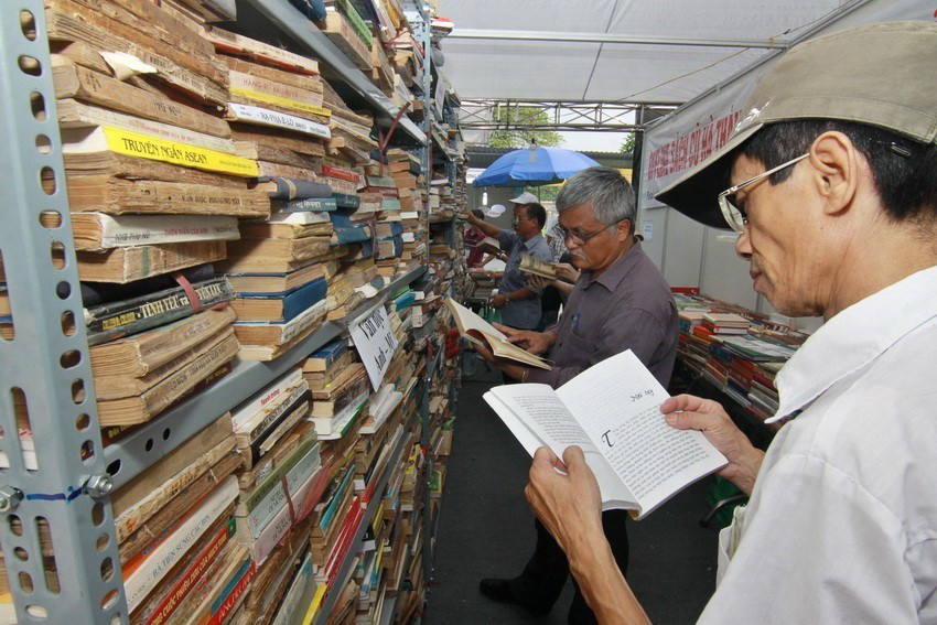 Gian trưng bày sách tại Hội sách Hà Nội 2015 với chủ đề "Sách và Di sản" thu hút nhiều độc giả lớn tuổi (2015). (Ảnh: Minh Quyế/TTXVN)