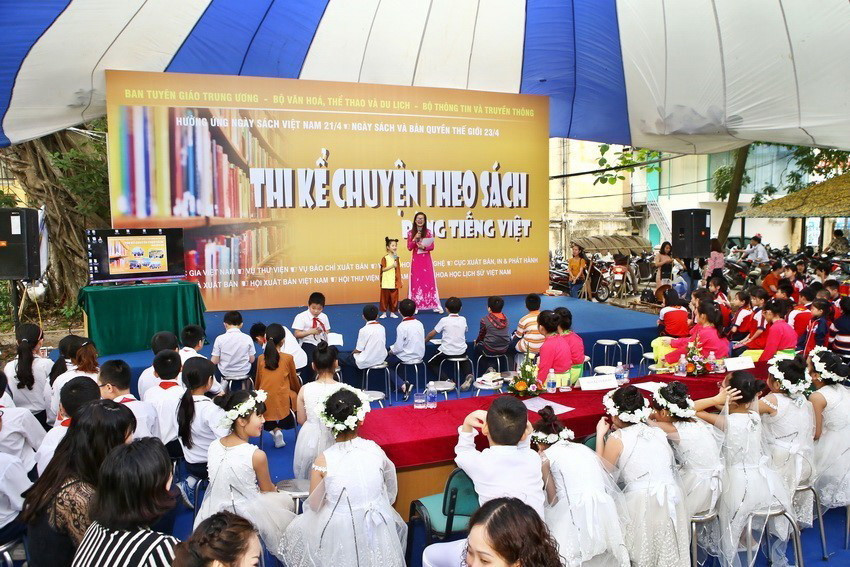 Chương trình thi kể chuyện theo sách bằng tiếng Việt tại Ngày hội Sách năm 2018. (Ảnh: Minh Quyết/TTXVN)