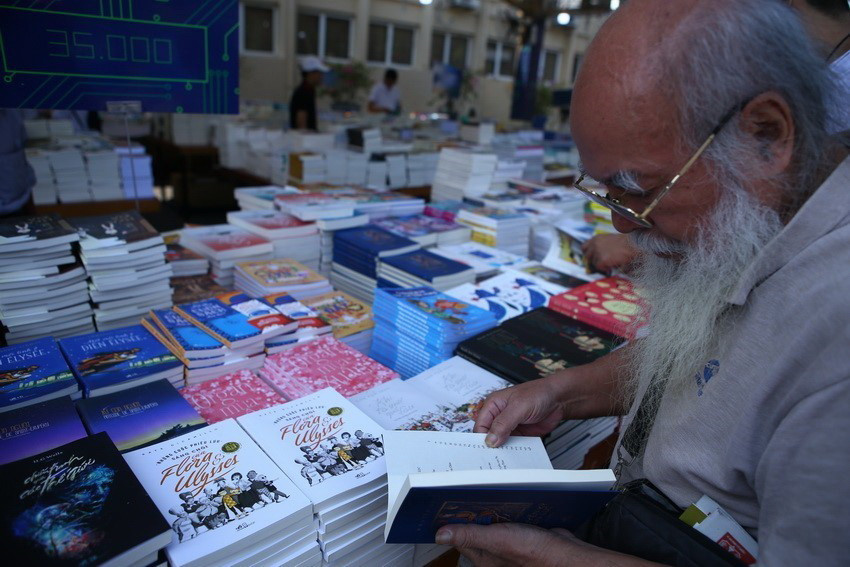 Độc giả cao tuổi lựa chon sách tại Hội sách Hà Nội lần thứ V năm 2018. (Ảnh: Minh Quyết/TTXVN)