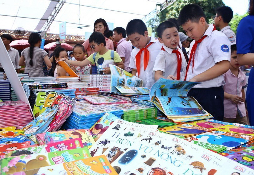 Các em thiếu nhi hào hứng chọn những cuốn sách ưng ý tại Hội sách thiếu nhi 2016. (Ảnh: Minh Đức/TTXVN)
