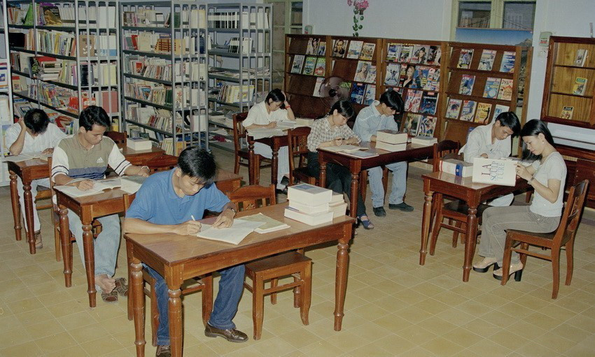 Phòng đọc sách của Thư viện Pháp ngữ ở Huế (1999). (Ảnh: Trí Dũng/TTXVN)