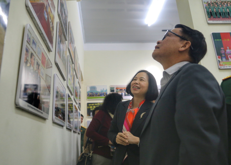 Tổng giám đốc TTXVN Vũ Việt Trang cùng các đại biểu tham quan Nhà truyền thống của Sư đoàn 304. (Ảnh: Tuấn Đức/TTXVN)