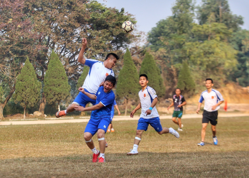 Một pha tranh bóng giữa hai đội TTXVN và Sư đoàn 304. (Ảnh: Tuấn Đức/TTXVN)