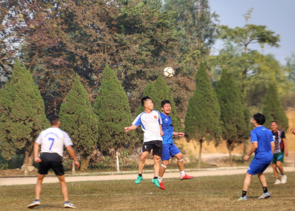 Giao lưu bóng đá giữa TTXVN và Sư đoàn 304. (Ảnh: Tuấn Đức/TTXVN)