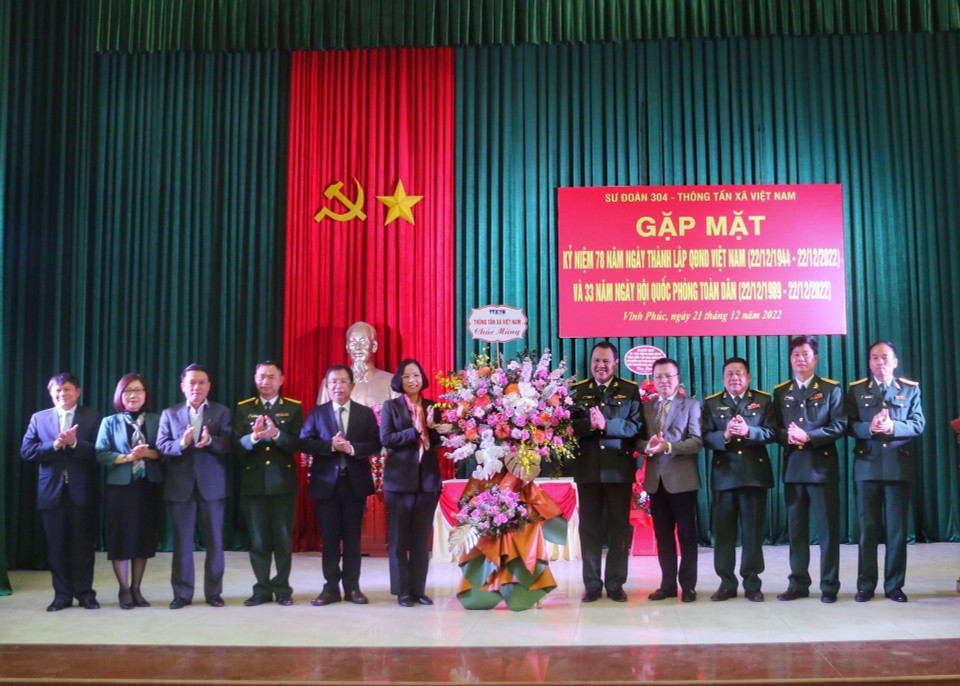 Tổng giám đốc TTXVN Vũ Việt Trang tặng hoa chúc mừng Sư đoàn 304. (Ảnh: Tuấn Đức/TTXVN)