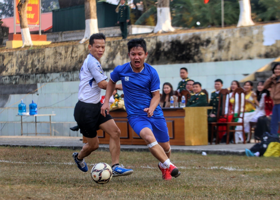 Giao lưu bóng đá giữa TTXVN và Sư đoàn 304. (Ảnh: Tuấn Đức/TTXVN)