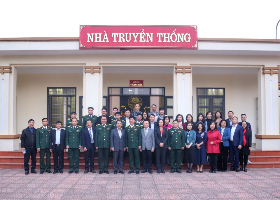 Ban lãnh đạo và cán bộ hai đơn vị chụp ảnh chung. (Ảnh: Tuấn Đức/TTXVN)