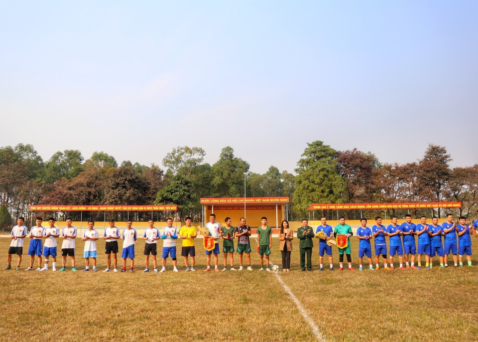 Giao lưu bóng đá giữa TTXVN và Sư đoàn 304. (Ảnh: Tuấn Đức/TTXVN)