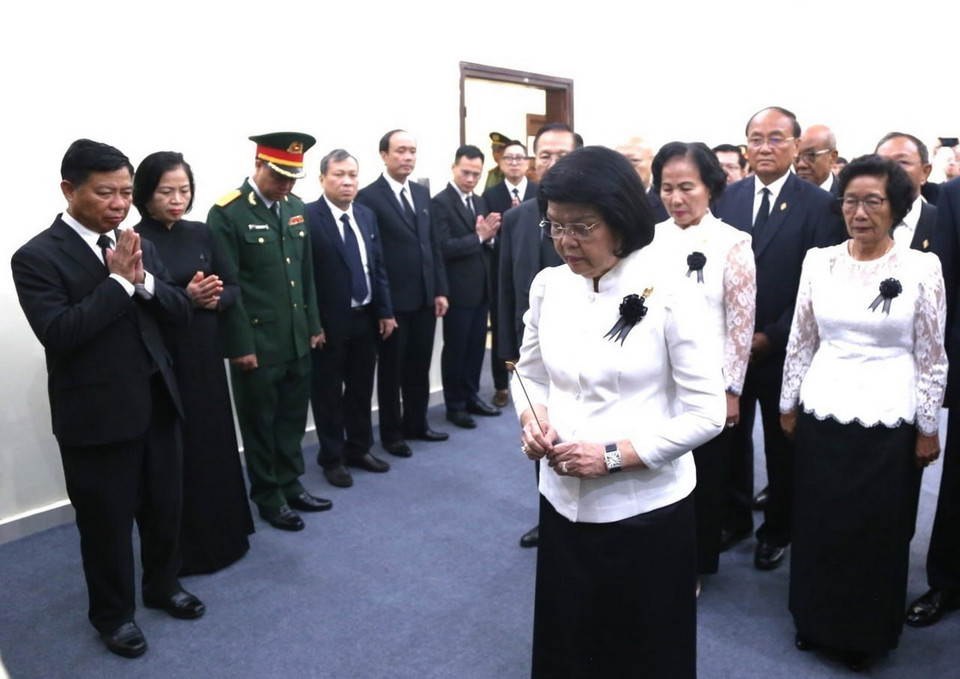 Chủ tịch Quốc hội Campuchia Samdech Khuon Sudary dẫn đầu đoàn cấp cao Quốc hội viếng Tổng Bí thư Nguyễn Phú Trọng. (Ảnh: Hoàng Minh/TTXVN)