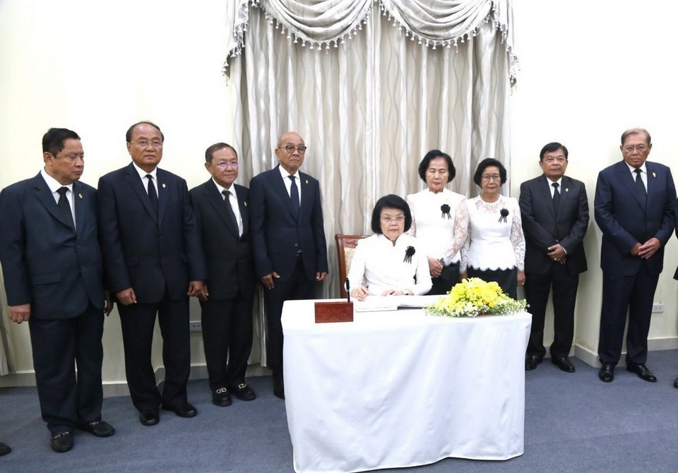 Chủ tịch Quốc hội Campuchia Samdech Khuon Sudary ghi sổ tang tại lễ viếng Tổng Bí thư Nguyễn Phú Trọng. (Ảnh: Hoàng Minh/TTXVN)