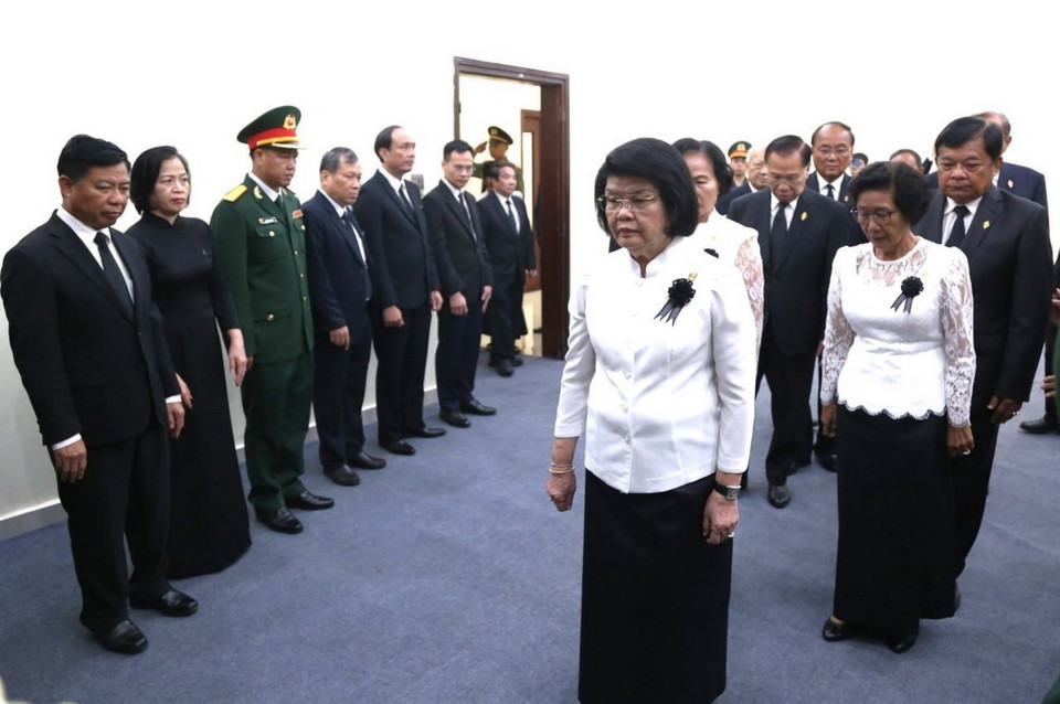 Chủ tịch Quốc hội Campuchia Samdech Khuon Sudary dẫn đầu đoàn cấp cao Quốc hội viếng Tổng Bí thư Nguyễn Phú Trọng. (Ảnh: Hoàng Minh/TTXVN)