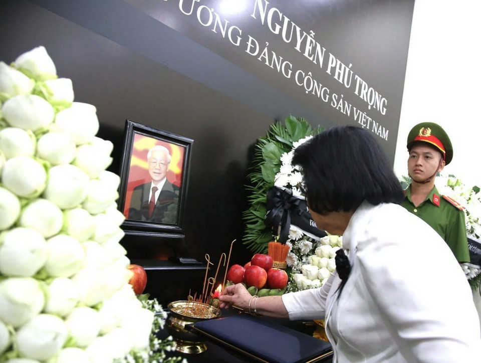 Chủ tịch Quốc hội Campuchia Samdech Khuon Sudary thắp hương viếng Tổng Bí thư Nguyễn Phú Trọng. (Ảnh: Hoàng Minh/TTXVN)