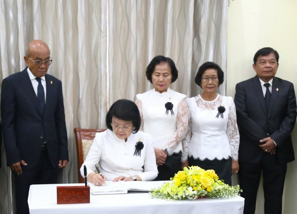 Chủ tịch Quốc hội Campuchia Samdech Khuon Sudary ghi sổ tang tại lễ viếng Tổng Bí thư Nguyễn Phú Trọng. (Ảnh: Hoàng Minh/TTXVN)