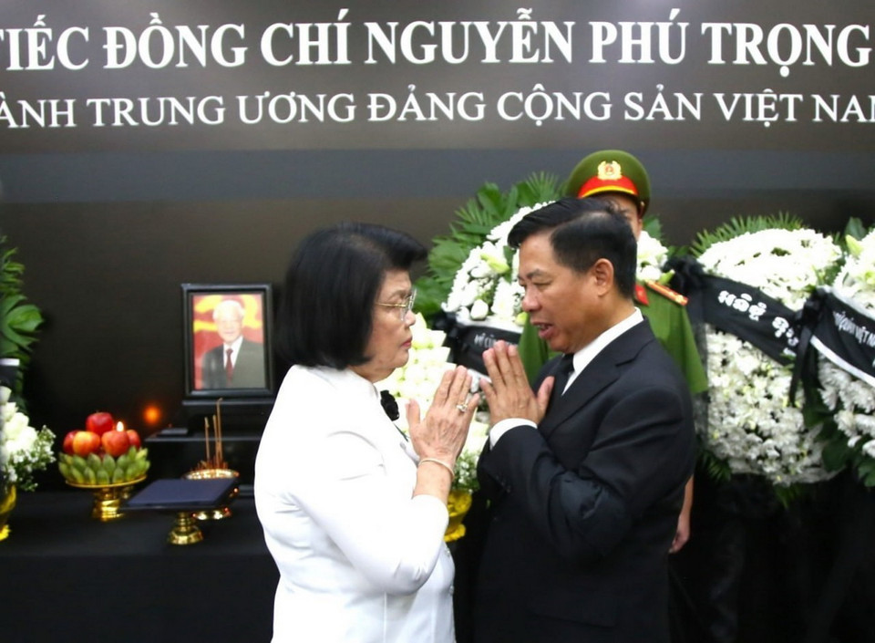 Chủ tịch Quốc hội Campuchia Samdech Khuon Sudary (trái) chia buồn cùng Đại sứ Việt Nam tại Campuchia Nguyễn Huy Tăng. (Ảnh: Hoàng Minh/TTXVN)