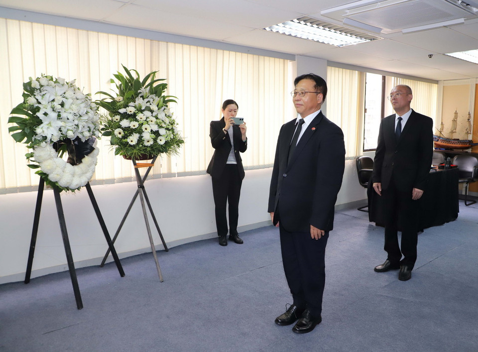 Đặc phái viên Bộ Ngoại giao Trung Quốc tại Hong Kong Thôi Kiến Xuân viếng Tổng Bí thư Nguyễn Phú Trọng. (Ảnh: Xuân Vịnh/TTXVN)