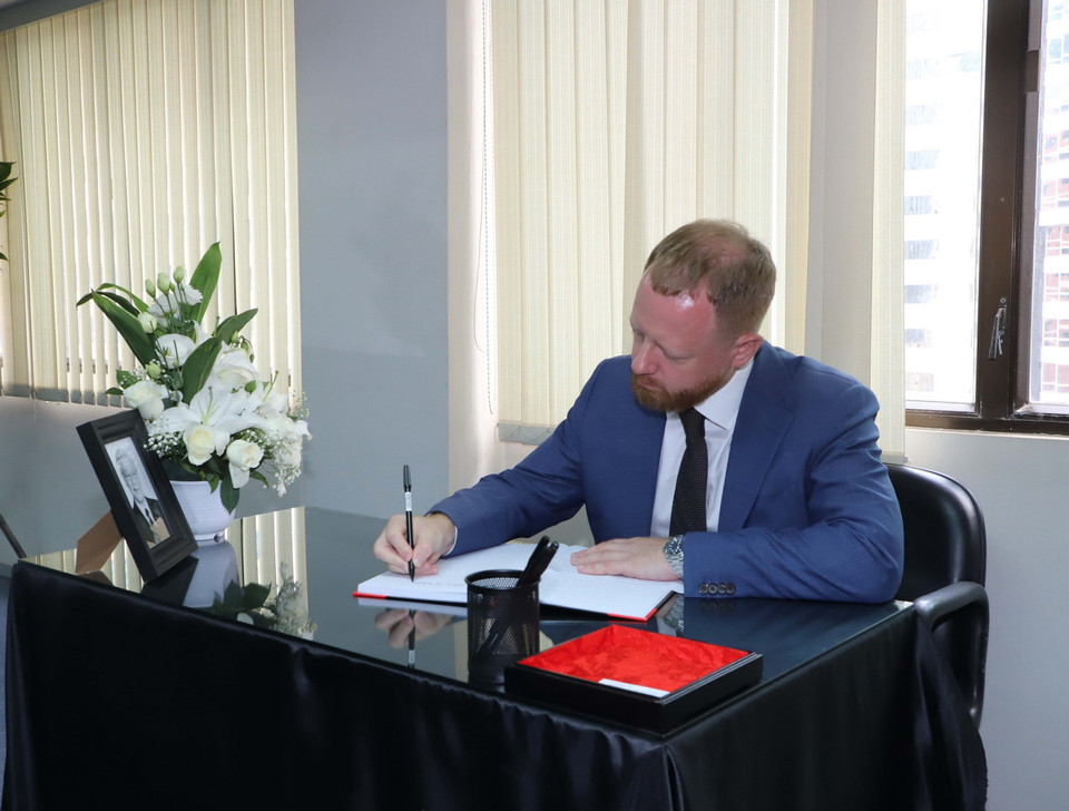 Phó Tổng Lãnh sự Nga tại Hong Kong Vadim Savin ghi sổ tang Tổng Bí thư Nguyễn Phú Trọng. (Ảnh: Xuân Vịnh/TTXVN)