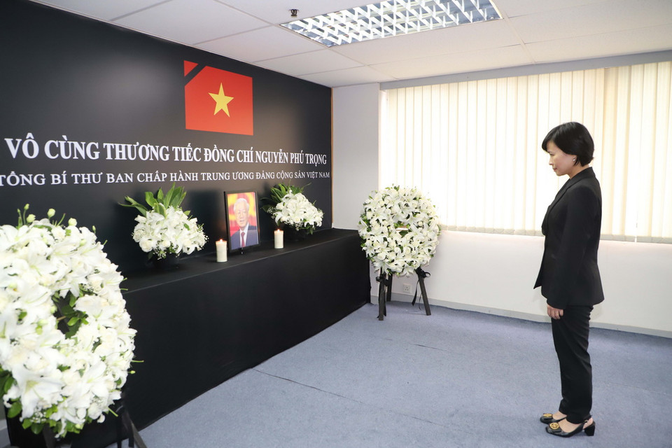 Tổng Lãnh sự Việt Nam tại Hong Kong và Macau Lê Đức Hạnh tại lễ viếng. (Ảnh: Xuân Vịnh/TTXVN)