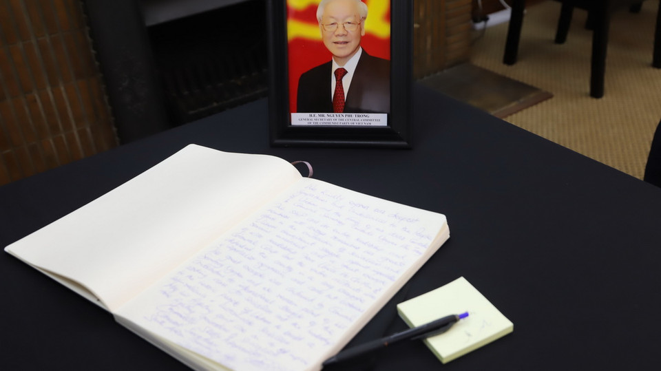 Thay mặt toàn thể Đảng Cộng sản Nam Phi, Tổng Bí thư Solly Mapaila đã bày tỏ sự chia buồn sâu sắc và tinh thần đoàn kết với Đảng, nhà nước nhân dân Việt Nam và gia đình Tổng bí thư Nguyễn Phú Trọng về sự mất mát to lớn vừa qua. (Ảnh: Nguyễn Hoàng Minh/TTXVN)