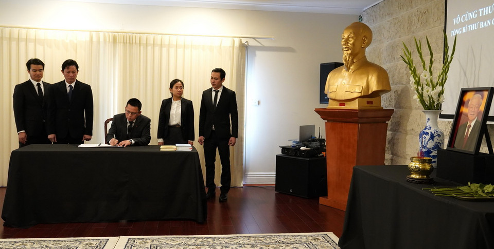 Đại diện đoàn cán bộ Đại sứ quán Lào tại Canberra ghi sổ tang. (Ảnh: Lê Đạt/TTXVN)