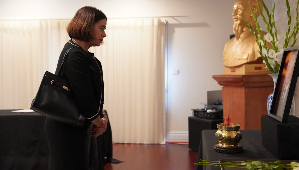 Bà Robyn Muddie, Vụ trưởng Vụ Đông Nam Á thuộc Bộ Ngoại giao và Thương mại Australia, cựu Đại sứ Australia tại Việt Nam, viếng Tổng Bí thư Nguyễn Phú Trọng. (Ảnh: Lê Đạt/TTXVN)