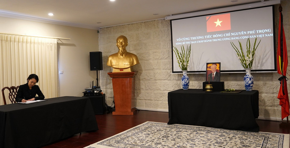 Thứ trưởng Bộ Ngoại giao và Thương mại Australia Michelle Chan ghi sổ tang tại lễ viếng Tổng Bí thư Nguyễn Phú Trọng. (Ảnh: Lê Đạt/TTXVN)