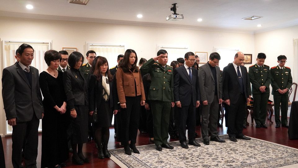 Cán bộ Đại sứ quán Việt Nam tại Canberra viếng Tổng Bí thư Nguyễn Phú Trọng. (Ảnh: Lê Đạt/TTXVN)